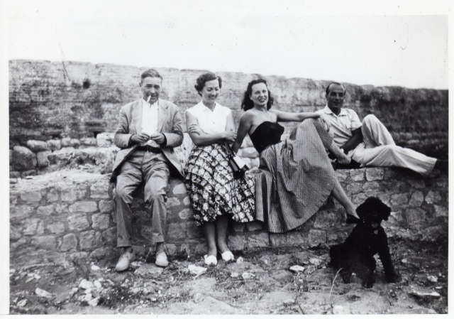 Josep Pla, Marta Bastons, Sra. Lahaille i Lluís Bonal a Empúries l’any 1952. Autor: Paul Lahaille (Fundació Josep Pla, col·lecció germans Bonal i Bastons) 