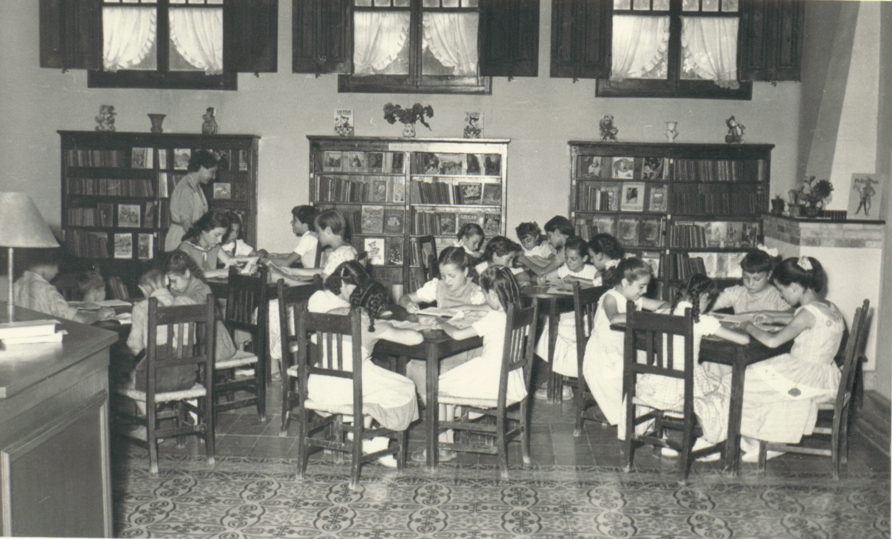 La Sala infantil de la Biblioteca de Sallent, l'any 1955.