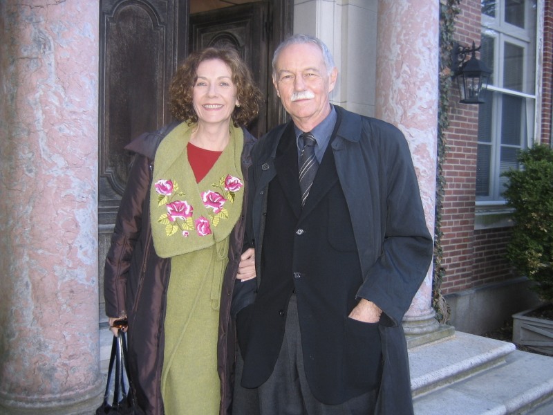 Rosa Novell i Eduardo Mendoza davant Rochambeau House, a Brown University, 15 d'abril del 2014 | Foto d'Enric Bou