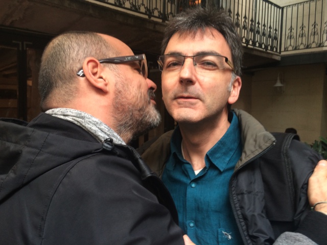 Juanjo Arranz, de Biblioteques de Barcelona, besa Jordi Cerdà