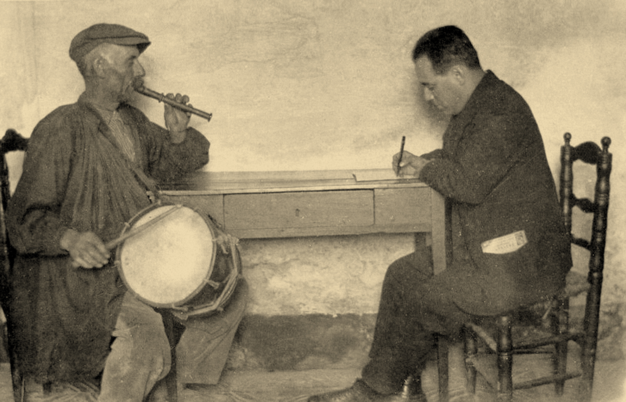 El músic i folklorista Joan Tomàs recollint la tonada d'un flabiolaire