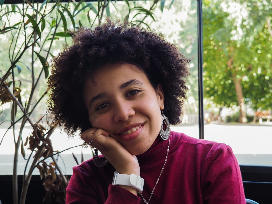 Amb només divuit anys, la Maria Bouabdellah compagina el seu primer any de periodisme a la Universitat Autònoma amb la participació a diversos programes juvenils | Foto: Paula Lara