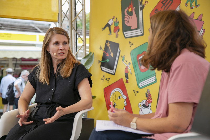 Tatiana Ţîbuleac en conversa amb Anna Guitart a La Setmana del Llibre en Català | Foto: Manuel Medir Roca