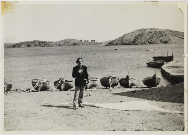 Salvador Dalí a la platja de Portlligat, 1954. Drets d’imatge de Salvador Dalí reservats. -Weiman & Lester Photo Services. Sessió fotogràfica amb Russ Saunders.