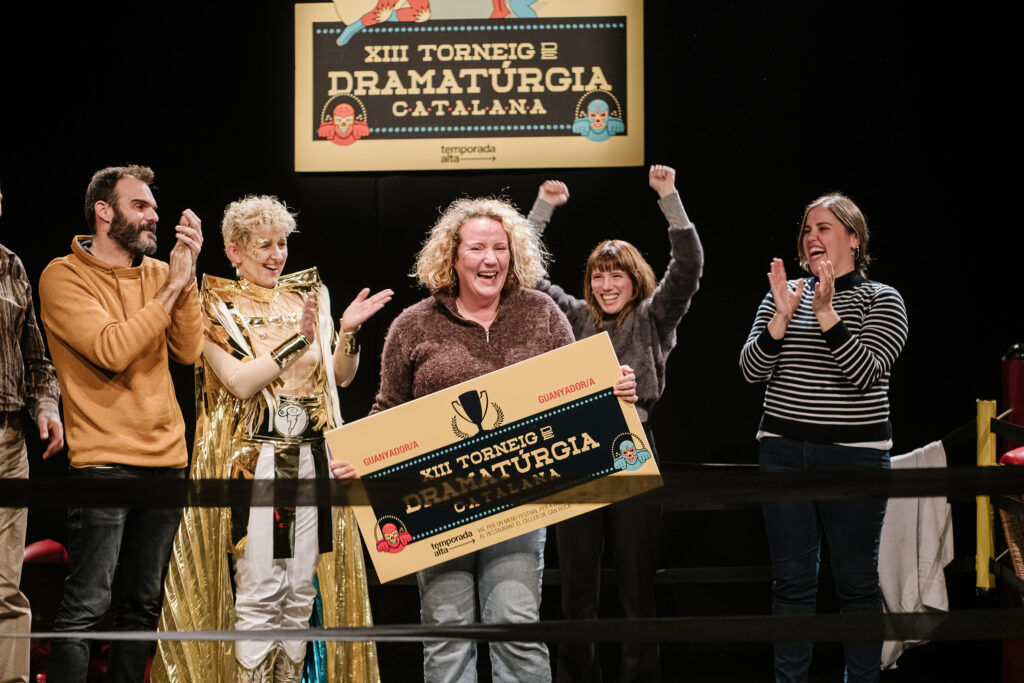 Lali Álvarez exultant després de guanyar el XIII Torneig de Dramatúrgia Catalana. © Temporada Alta 