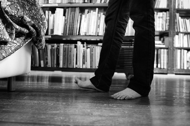 Joan-Lluis Lluis descalç a la llibreria Payrus © Mònica Boixader